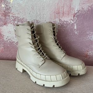 Neutral Combat Boot size 9